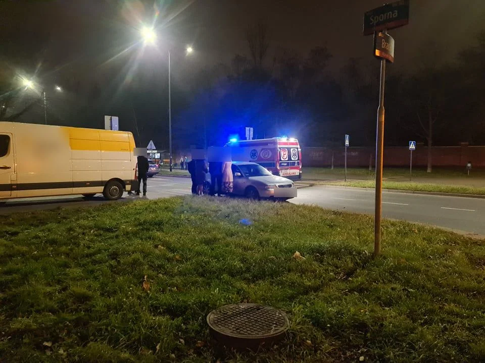 Wypadek na Spornej w Łodzi. Kobieta potrącona na przejściu dla pieszych [foto] - Zdjęcie główne