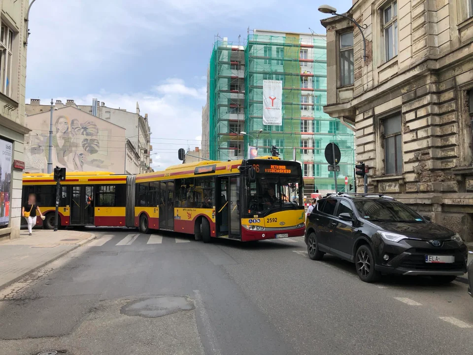 Autobusy MPK Łódź zablokowane przez samochód w centrum Łodzi. Ulica Zachodnia stanęła w korku [ZDJĘCIE] - Zdjęcie główne