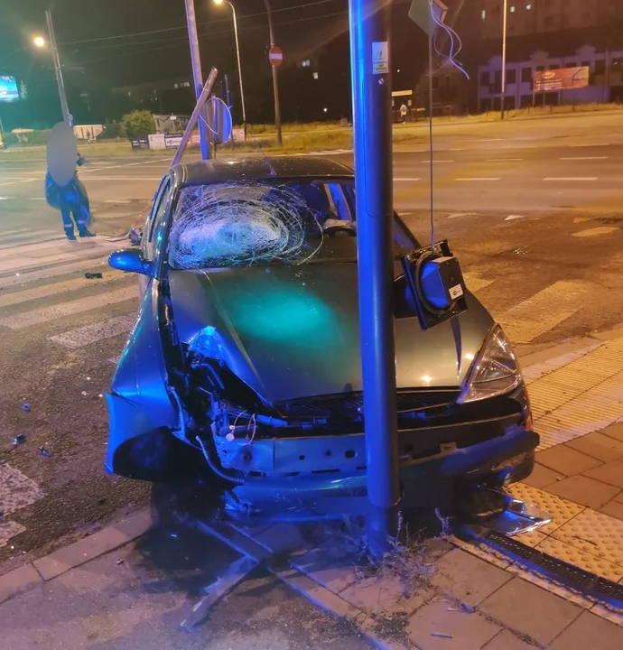 Łódź: Pijany roztrzaskał auto na sygnalizacji świetlnej. Jego tłumaczenie zadziwia [zdjęcia] - Zdjęcie główne