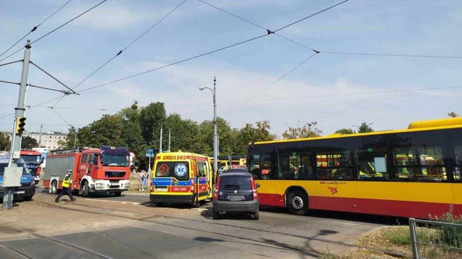 Wypadek przy pl. Niepodległości w Łodzi. Fiat panda zderzył się z autobusem MPK Łódź - Zdjęcie główne