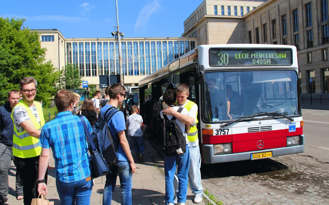 30 lat temu na ulice Łodzi wyjechał pierwszy autobus niskopodłogowy. Dziś ponownie możemy go zobaczyć [ZDJĘCIA] - Zdjęcie główne