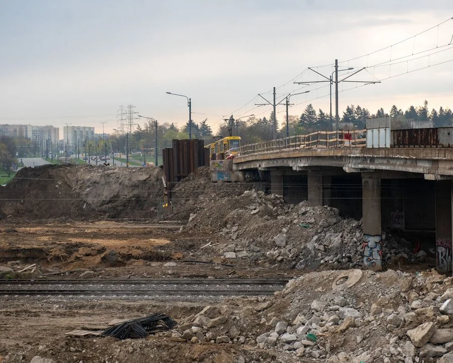 Budowa wiaduktów na Przybyszewskiego. Już po wyburzeniach, teraz wylewanie fundamentów [zdjęcia]  - Zdjęcie główne