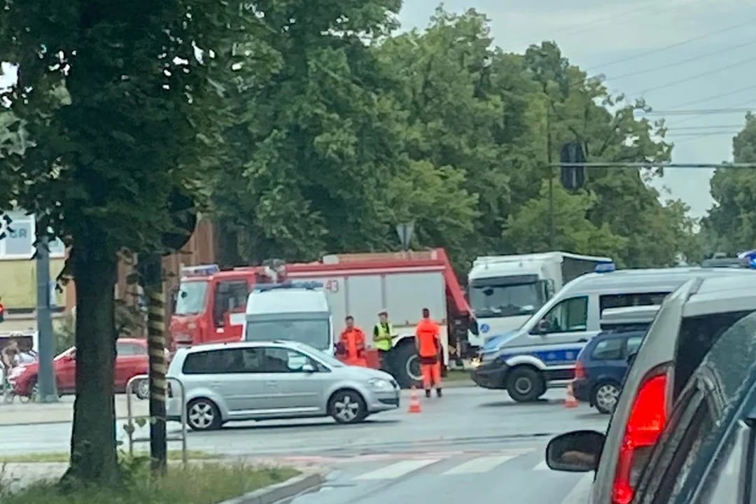 Wypadek z udziałem karetki na skrzyżowaniu Piłsudskiego i Niciarnianej w Łodzi. Gigantyczne korki - Zdjęcie główne