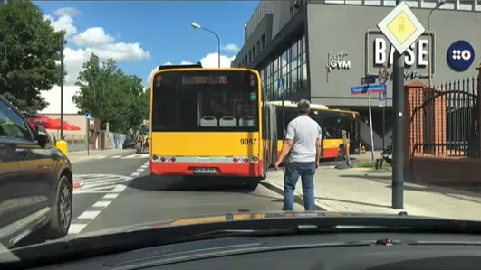 Autobusy MPK Łódź stanęły przy ul. Rewolucji 1905 r. Wprowadzono objazdy [WIDEO] - Zdjęcie główne