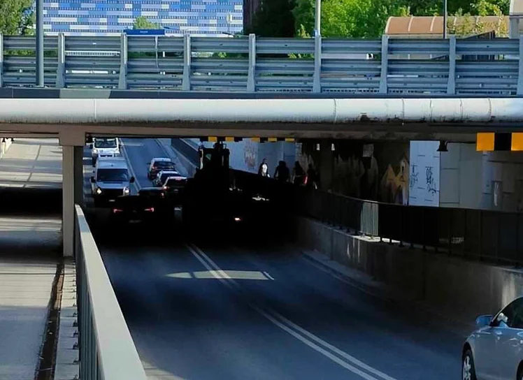 Łódź. Problem z przejazdem przez ulicę Niciarnianą. Koparka zablokowała przejazd pod wiaduktem [30.04] - Zdjęcie główne