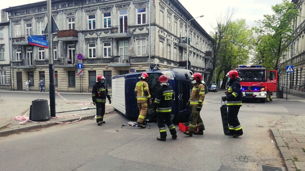 Groźny wypadek w centrum Łodzi. Bus został powalony na bok. Utrudnienia! [ZDJĘCIA] - Zdjęcie główne