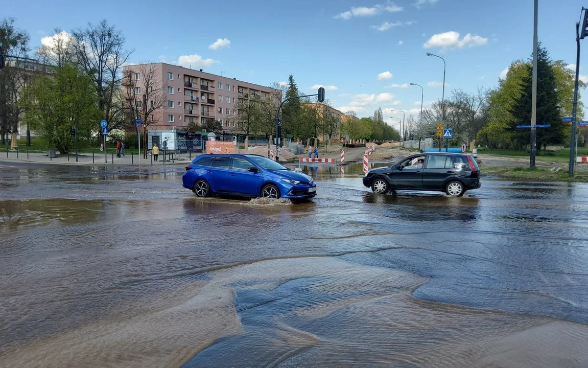 Potężna awaria wodociągowa w Łodzi. Zalane ważne skrzyżowanie na Bałutach [zdjęcia] - Zdjęcie główne
