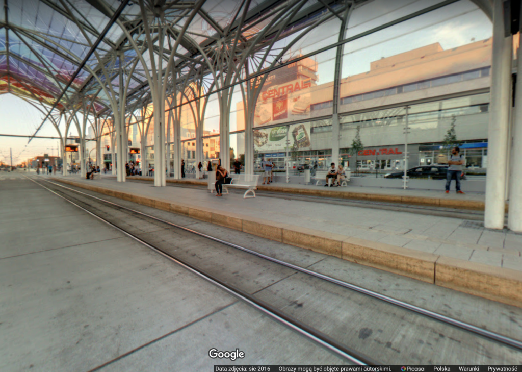 MPK Łódź. Mieszkańcy Łodzi oczekiwaniu na tramwaj na trasie WZ. Zobacz zdjęcia łodzian z Google Street View - Zdjęcie główne