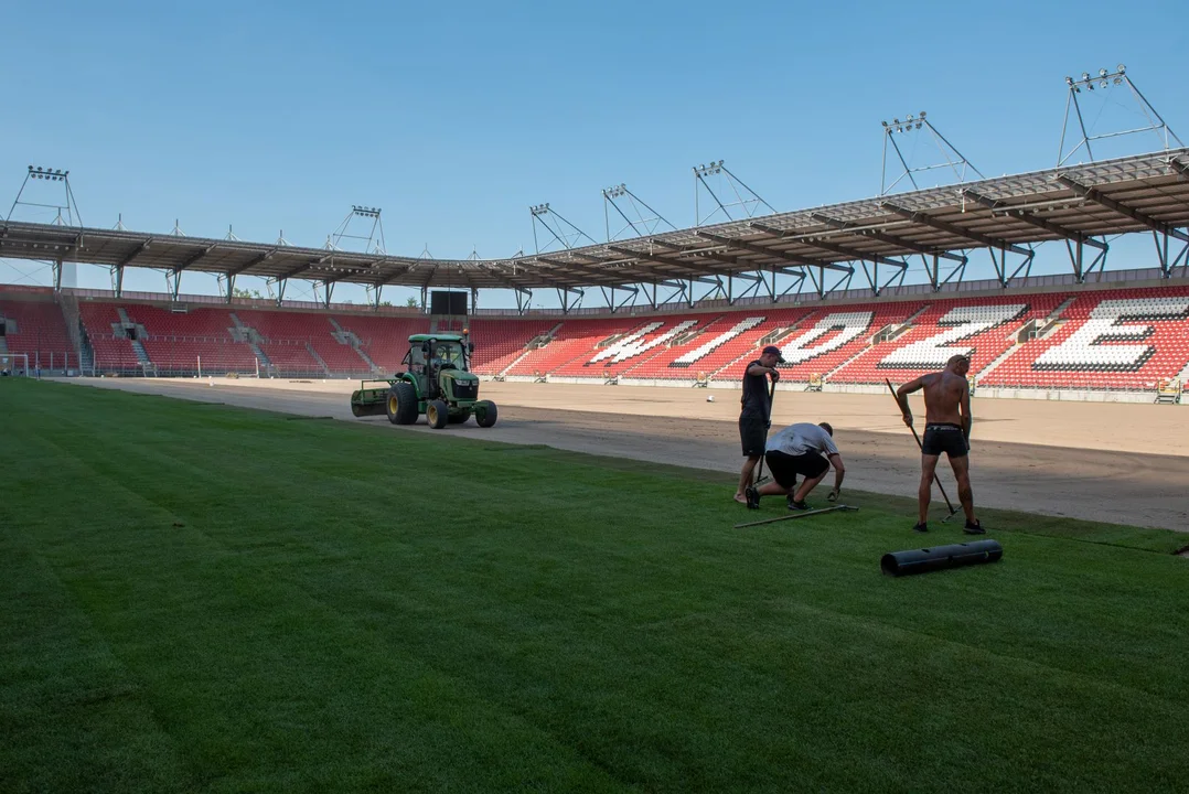 Na stadionie Widzewa Łódź będzie nowa murawa. Przyjechała z Węgier [zdjęcia] - Zdjęcie główne