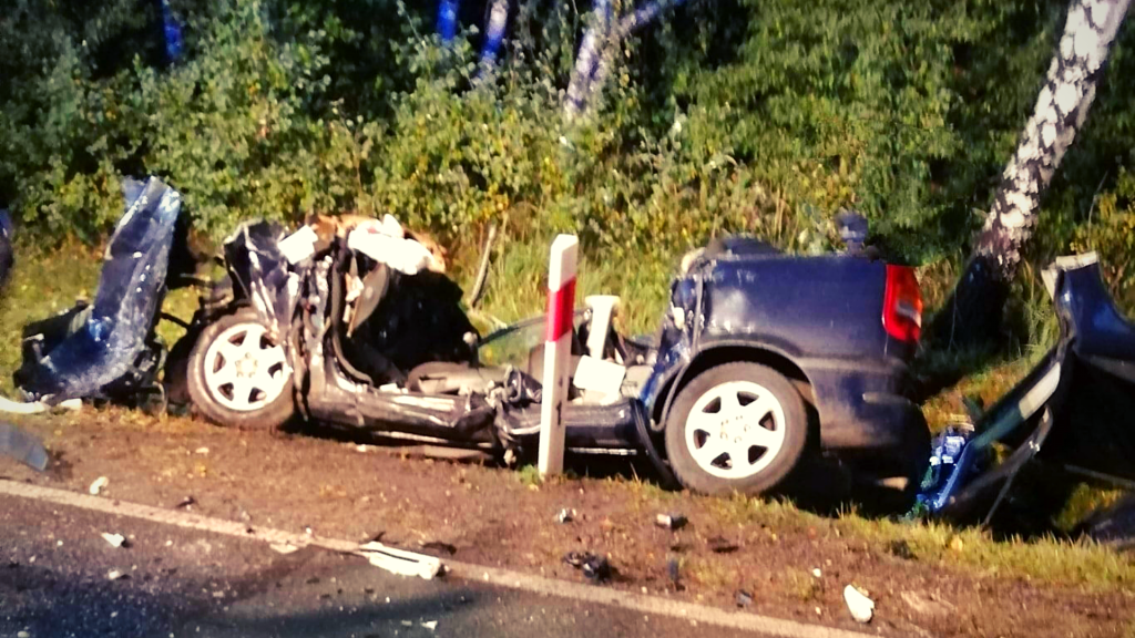 Tragiczny wypadek z udziałem 18-latka. Opel zderzył się z TIR-em. Chłopak został zakleszczony w pojeździe - Zdjęcie główne