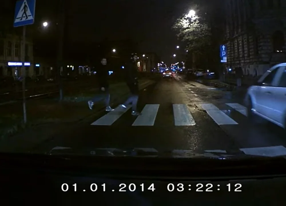 Kierowca z rejestracją EZG wyprzedzał na pasach w Łodzi. Cudem nie wjechał w pieszych [wideo] - Zdjęcie główne
