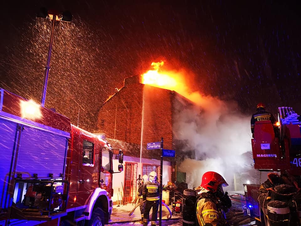 Tragiczny pożar w Pabianicach pod Łodzią. Nie żyje starszy mężczyzna [wideo z akcji] - Zdjęcie główne
