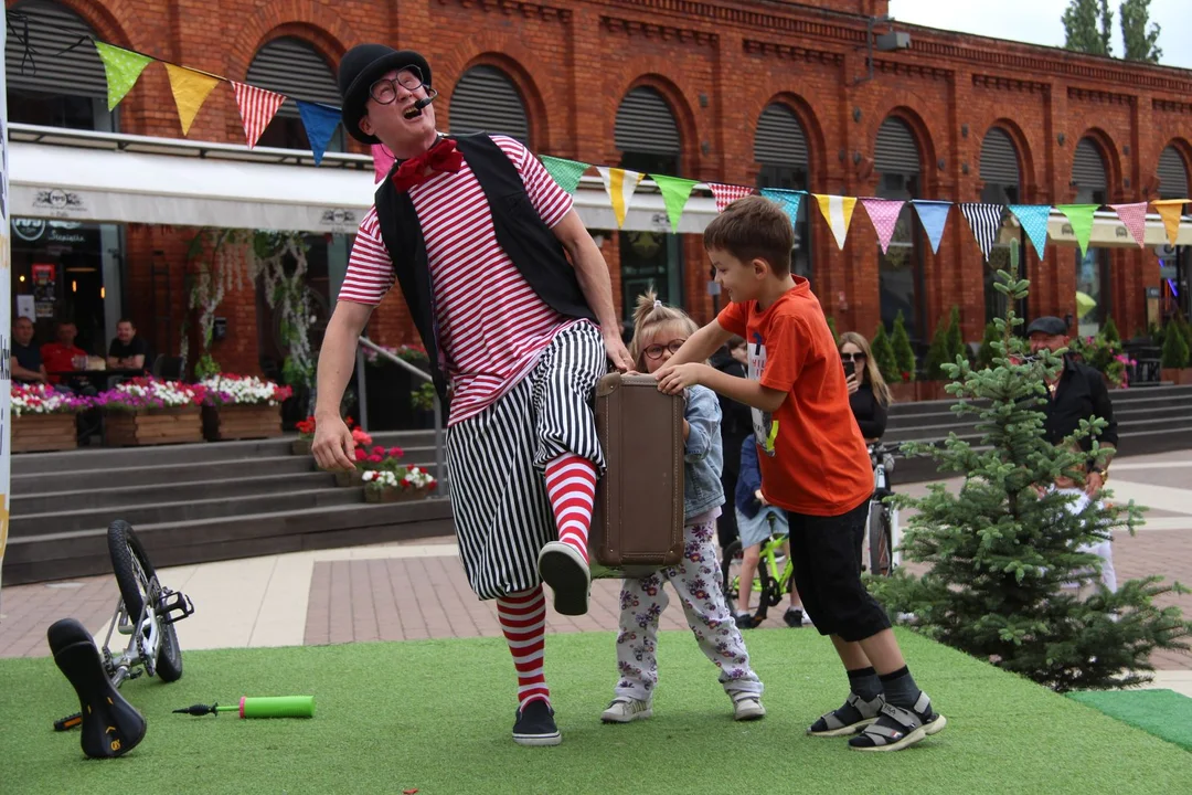 Żonglerka, próba z nożami i magiczna kula. Klaun Tobi rozbawił dzieci na rynku Manufaktury [zdjęcia] - Zdjęcie główne