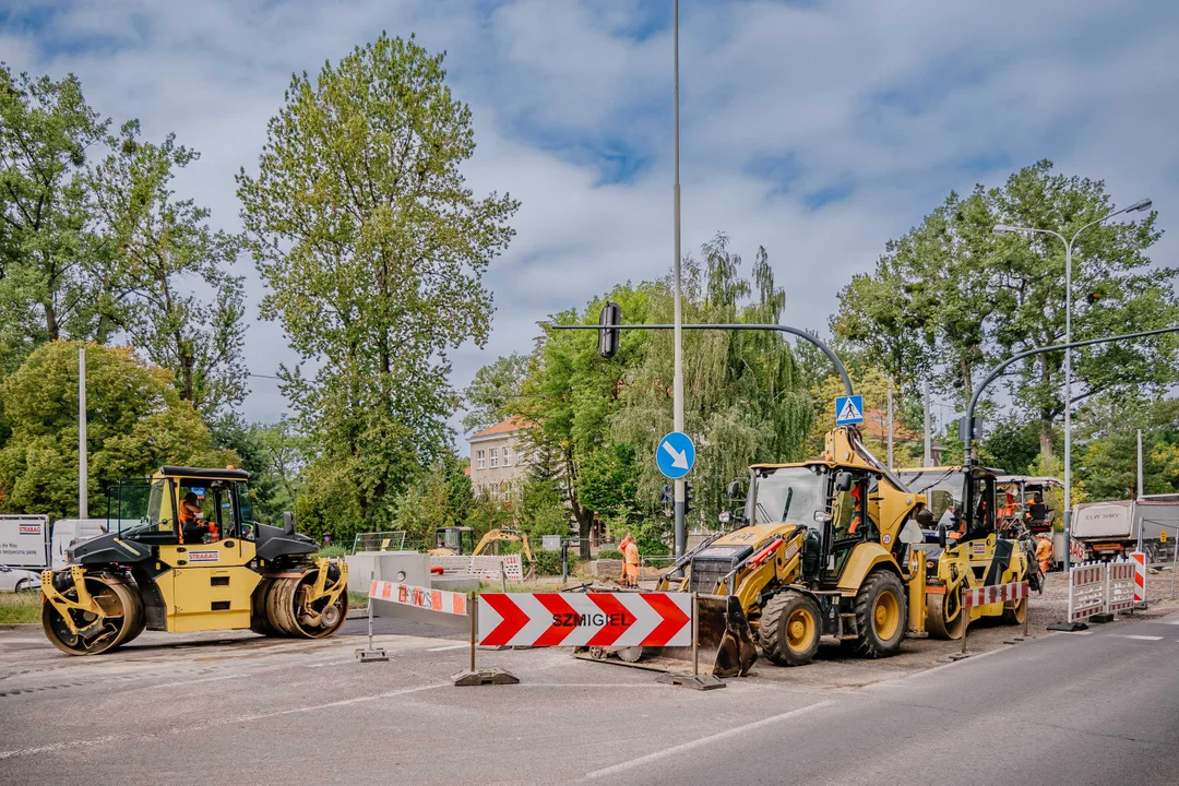 Kolejny fragment ważnej ulicy na Zdrowiu zmienia swoje oblicze. Sprawdź, co udało się już wykonać [ZDJĘCIA] - Zdjęcie główne