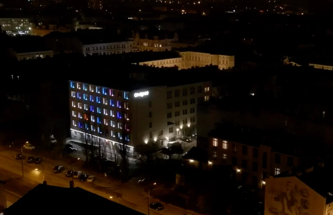 Siedziba TuŁódź nocą. Fantastyczna iluminacja budynku w Łodzi [wideo z lotu ptaka]	 - Zdjęcie główne