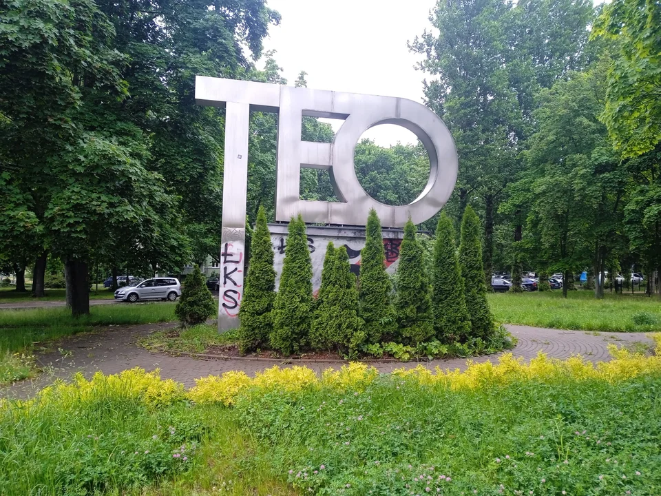 Symbol łódzkiego Teofilowa dewastowany od lat. Graffiti nieudolnie maskują tuje - Zdjęcie główne