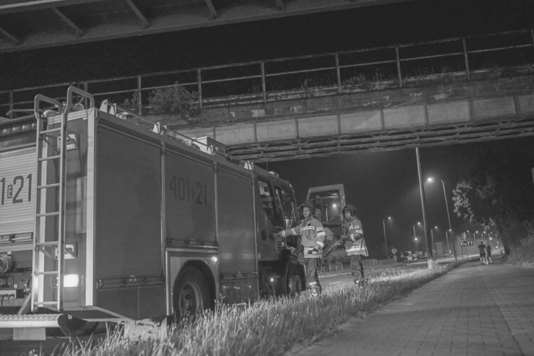 Tragedia w Łodzi. Martwy mężczyzna znaleziony w płonącym samochodzie dostawczym - Zdjęcie główne