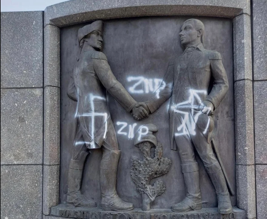 Łódź. Kolejna swastyka na pomniku Kościuszki. Sprawą zajęła się prokuratura - Zdjęcie główne