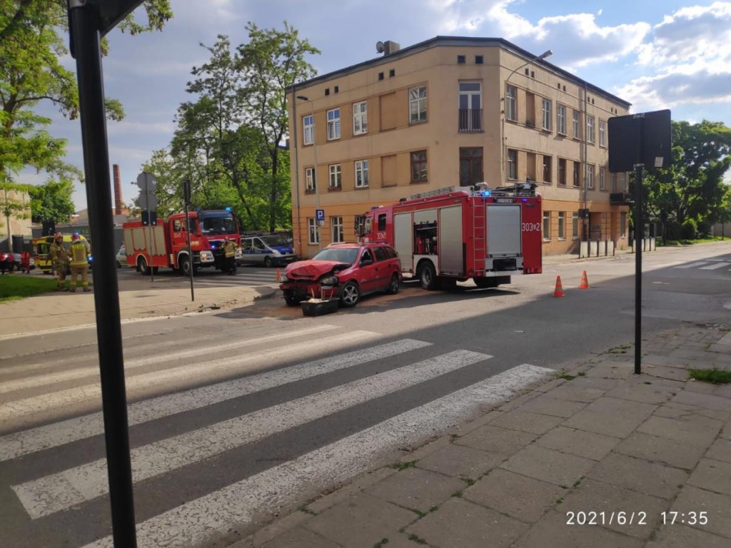 MPK Łódź. Na ul. Pogonowskiego w Łodzi samochód osobowy zderzył się z autobusem. Obrażenia odniosły 4 osoby  - Zdjęcie główne