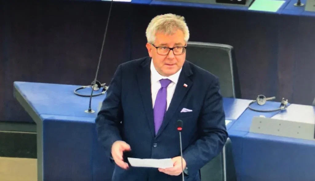 Były europoseł Ryszard Czarnecki i jego żona usłyszeli zarzuty. Syn polityka przekonuje, że "prawda zwycięży" - Zdjęcie główne