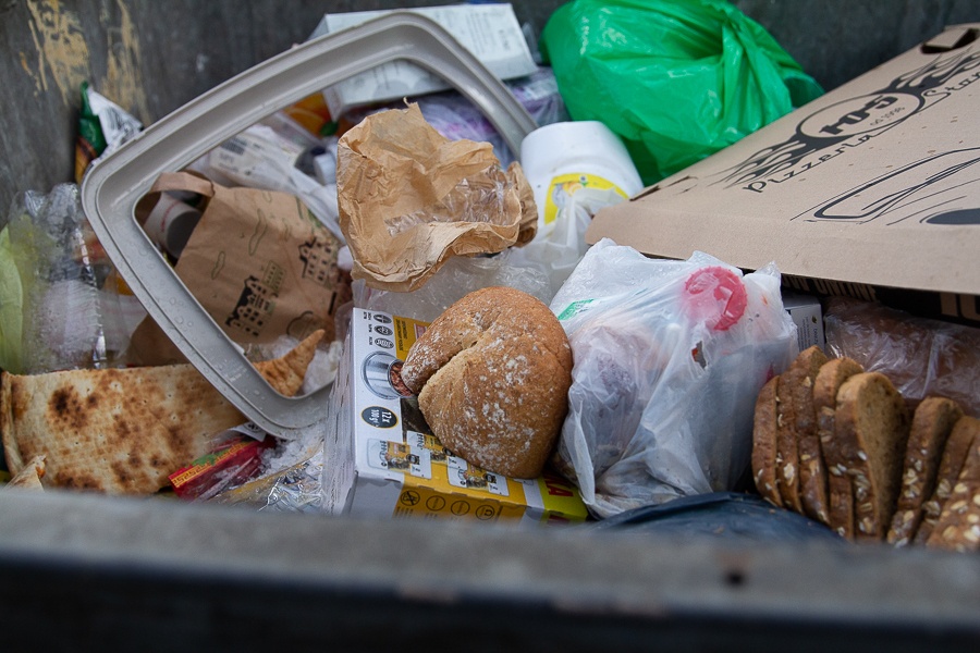 Kilogramy jedzenia wylądowały na łódzkich śmietnikach. Polacy marnują żywność na potęgę [zdjęcia] - Zdjęcie główne