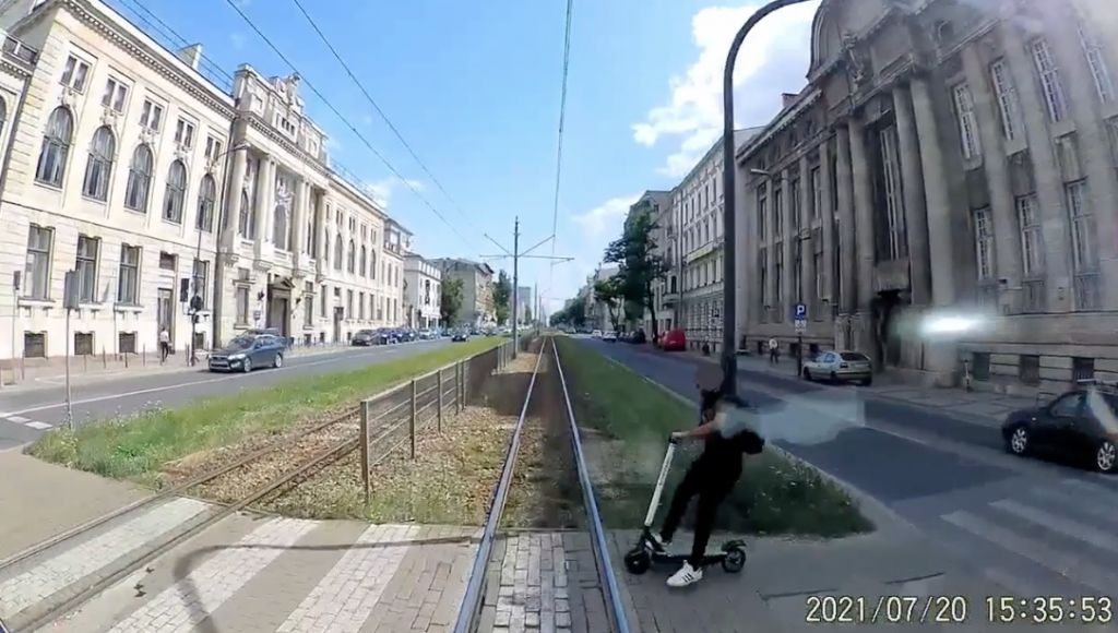 Tramwaj MPK Łódź potrącił mężczyznę na hulajnodze! Zobacz filmik ku przestrodze [wideo] - Zdjęcie główne