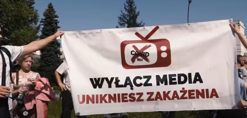 Antymaseczkowcy manifestowali w Łodzi maszerując ulicą Piotrkowską. Domagali się zniesienia obostrzeń - Zdjęcie główne
