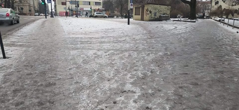 Chodniki w Łodzi skute lodem. Co robić w przypadku bolesnego upadku na śliskim chodniku?  - Zdjęcie główne