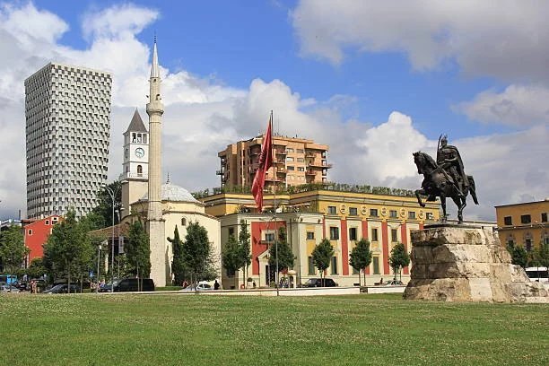 Tirana dla podróżnych z ograniczonym budżetem: odkrywanie uroków stolicy Albanii - Zdjęcie główne