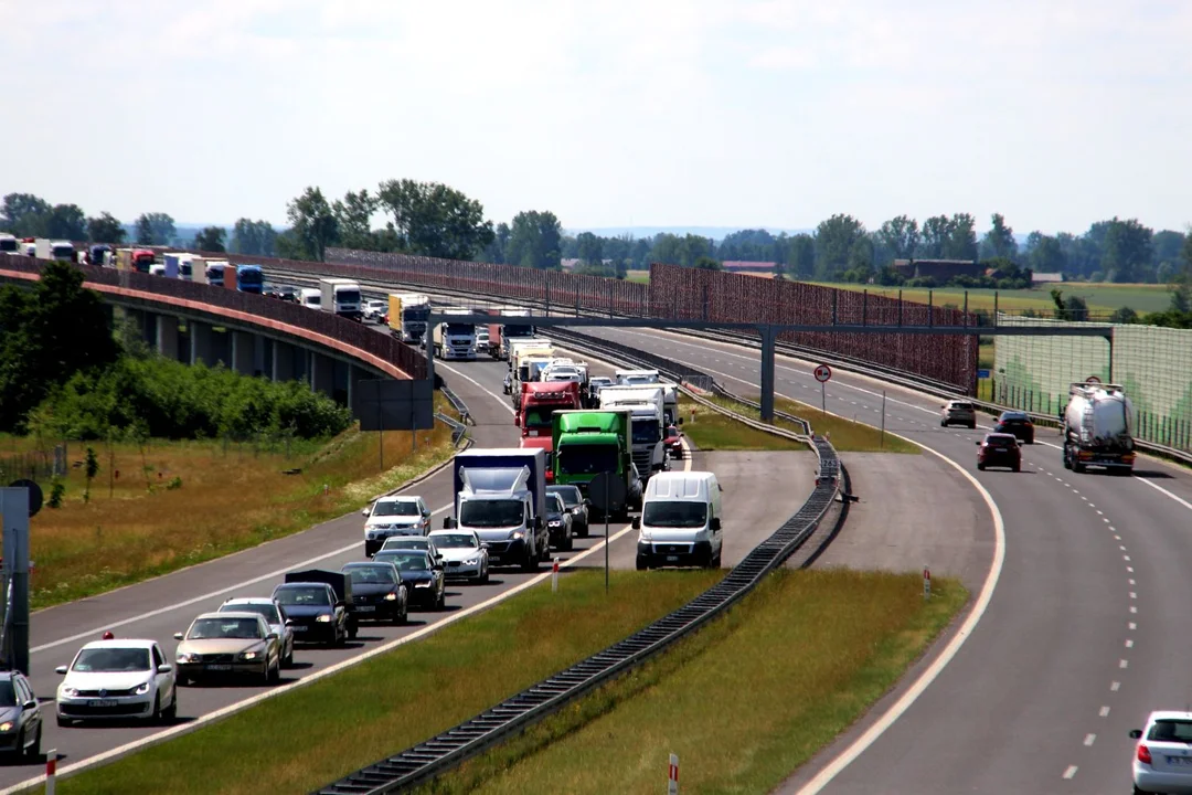 Tragiczny wypadek na autostradzie A1 pod Łodzią. Nie żyje pasażer busa - Zdjęcie główne