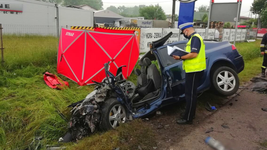 Tragiczny wypadek na drodze Łódź - Łęczyca. Osobowy Renault zderzył się z TIR-em - Zdjęcie główne