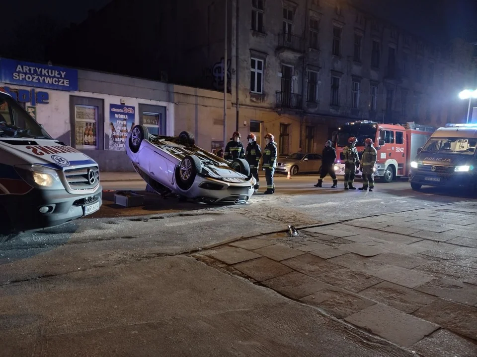 Wypadek na Polesiu w Łodzi. Auto dachowało na prostym odcinku drogi [zdjęcia] - Zdjęcie główne