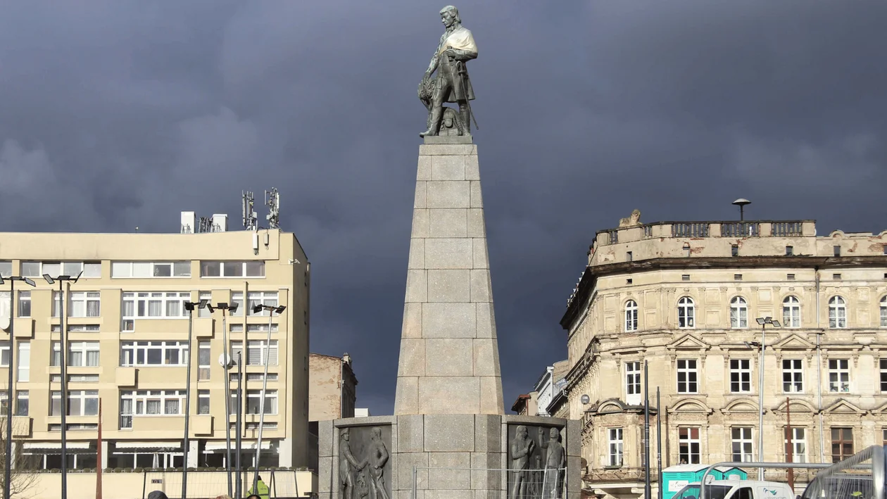 Nietypowe świętowanie na placu Wolności w Łodzi. Zmotoryzowani zapraszają na „otwarcie” i andrzejkowe wróżby - Zdjęcie główne