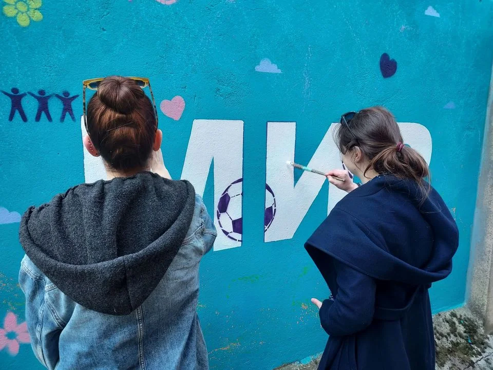 Antywojenny mural przy ul. Ogrodowej. Polsko-ukraińska młodzież przeciwko wojnie [zdjęcia]  - Zdjęcie główne