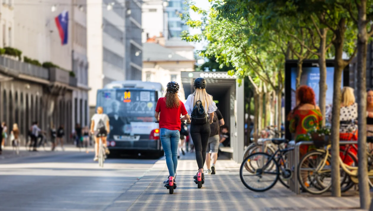 Piesi, rowerzyści i transport publiczny - priorytety miejskiej mobilności - Zdjęcie główne