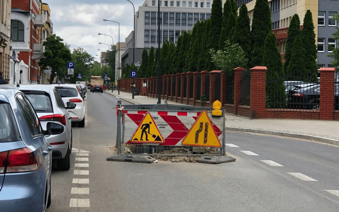 Ważna ulica w centrum Łodzi została zablokowana. Kierowcy wybrali drogę dla rowerów [WIDEO, ZDJĘCIA] - Zdjęcie główne
