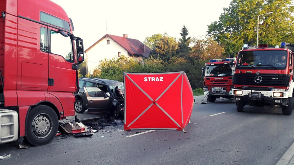 Tragiczny wypadek na Rokicińskiej w Łodzi. Młoda kobieta wjechała pod TIRa [ZDJĘCIA POLICJI] - Zdjęcie główne