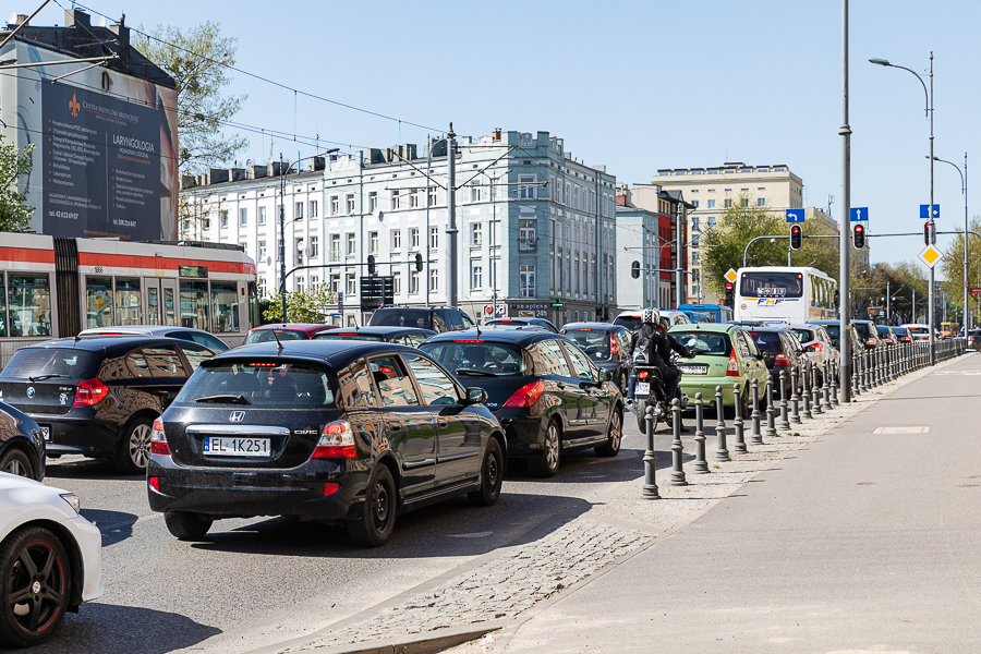 Blokuje się ruch na skrzyżowaniu ul. Ogrodowej i Zachodniej w Łodzi [30.09.2021] - Zdjęcie główne
