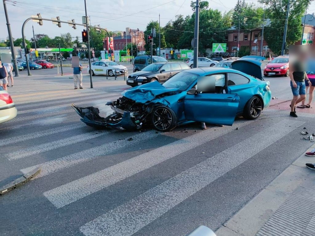 Wypadek skrzyżowanie marszałków Łódź. Groźny wypadek BMW i Audi na skrzyżowaniu marszałków. Utrudnienia w ruchu MPK [zdjęcia]  - Zdjęcie główne