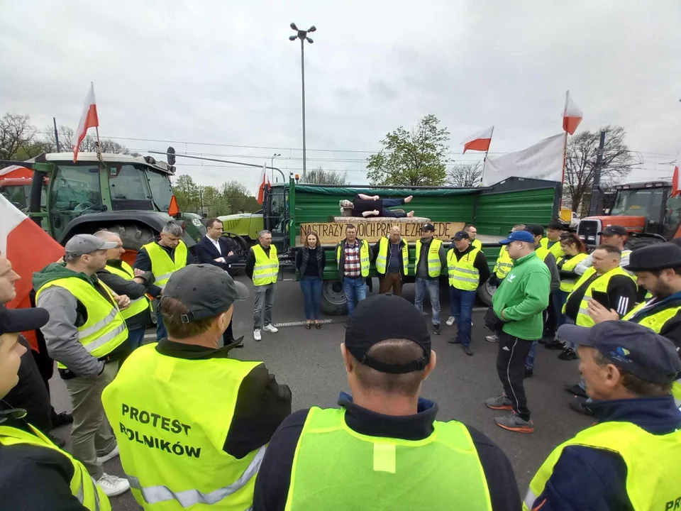 Trwa protest rolników w Łodzi. Skrzyżowanie ul. Aleksandrowskiej i Szczecińskiej jest nieprzejezdne - Zdjęcie główne