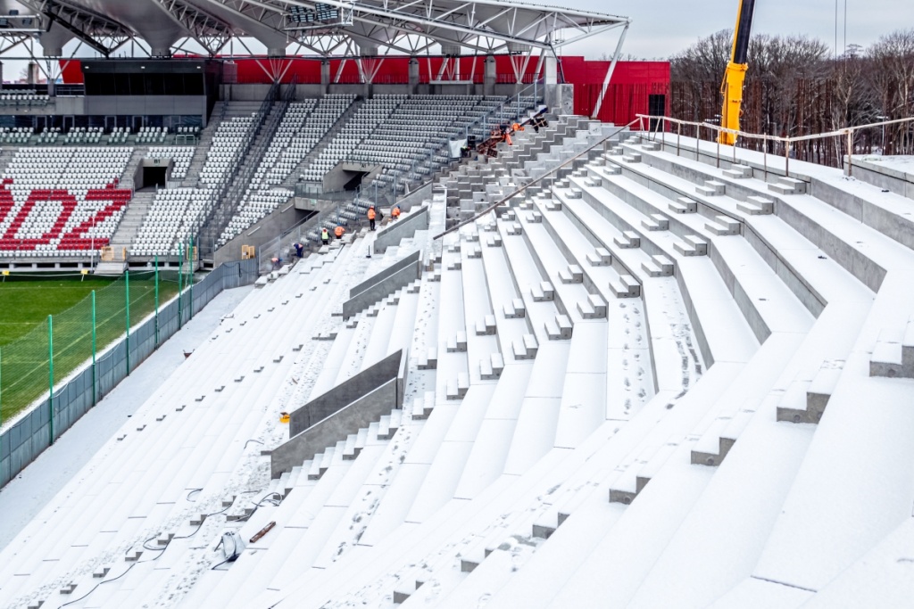 Łódź. Trwa budowa stadionu ŁKS-u. W styczniu pojawiły się tam pierwsze krzesełka [zdjęcia] - Zdjęcie główne