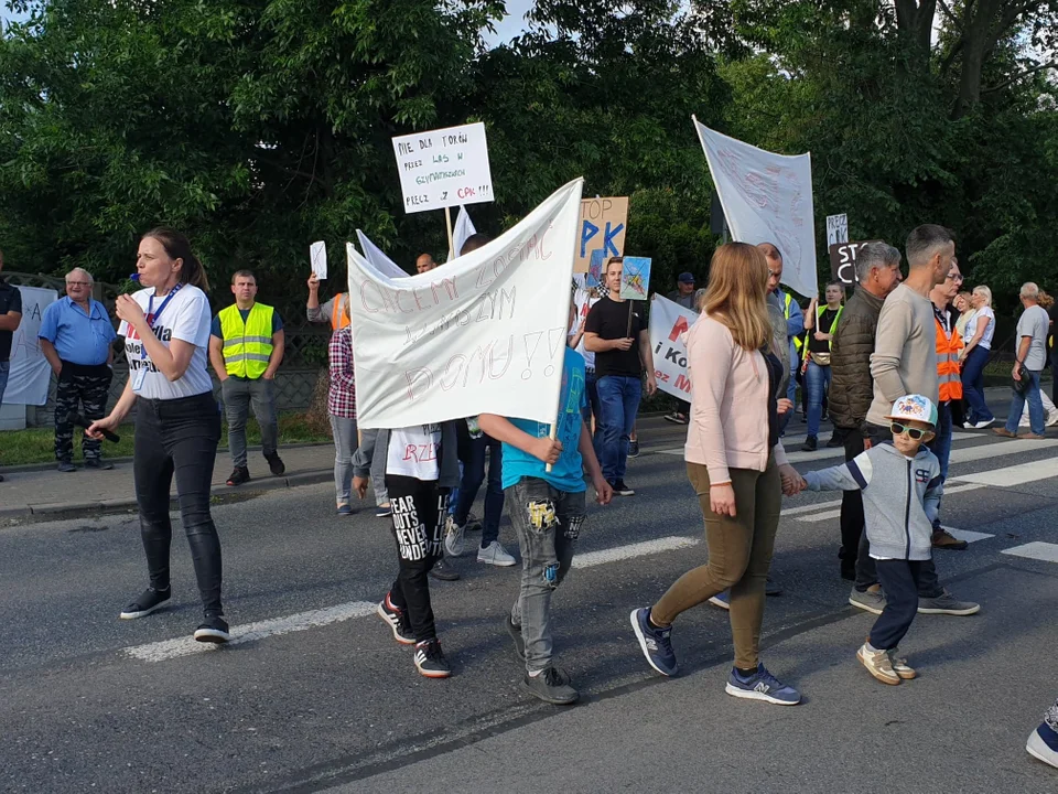 "Nie dla CPK". Wściekli mieszkańcy wyszyli na drogę w Brzezinach pod Łodzią [zdjęcia] - Zdjęcie główne