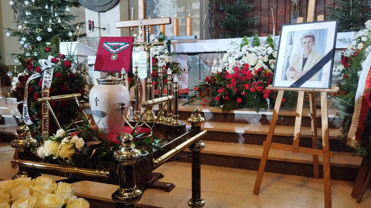 Pogrzeb najdłużej zasiadającej posłanki w Sejmie RP. W uroczystościach brał udział premier Donald Tusk [ZDJĘCIA] - Zdjęcie główne
