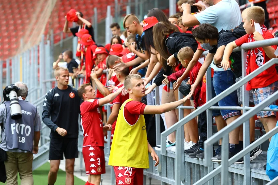 Piłkarze Widzewa Łódź nigdy nie będą szli sami. Karnety jak świeże bułeczki  - Zdjęcie główne