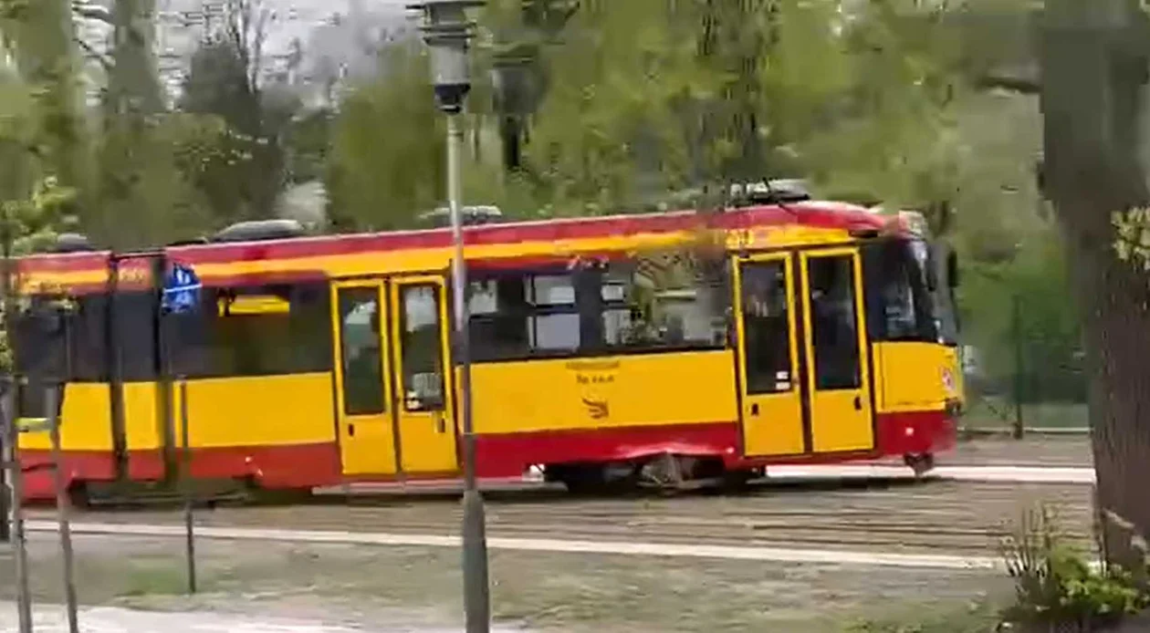 Przy Strykowskiej w Łodzi doszło do wykolejenia tramwaju. Ogłoszono objazdy. Krańcówka została skutecznie zablokowana - Zdjęcie główne