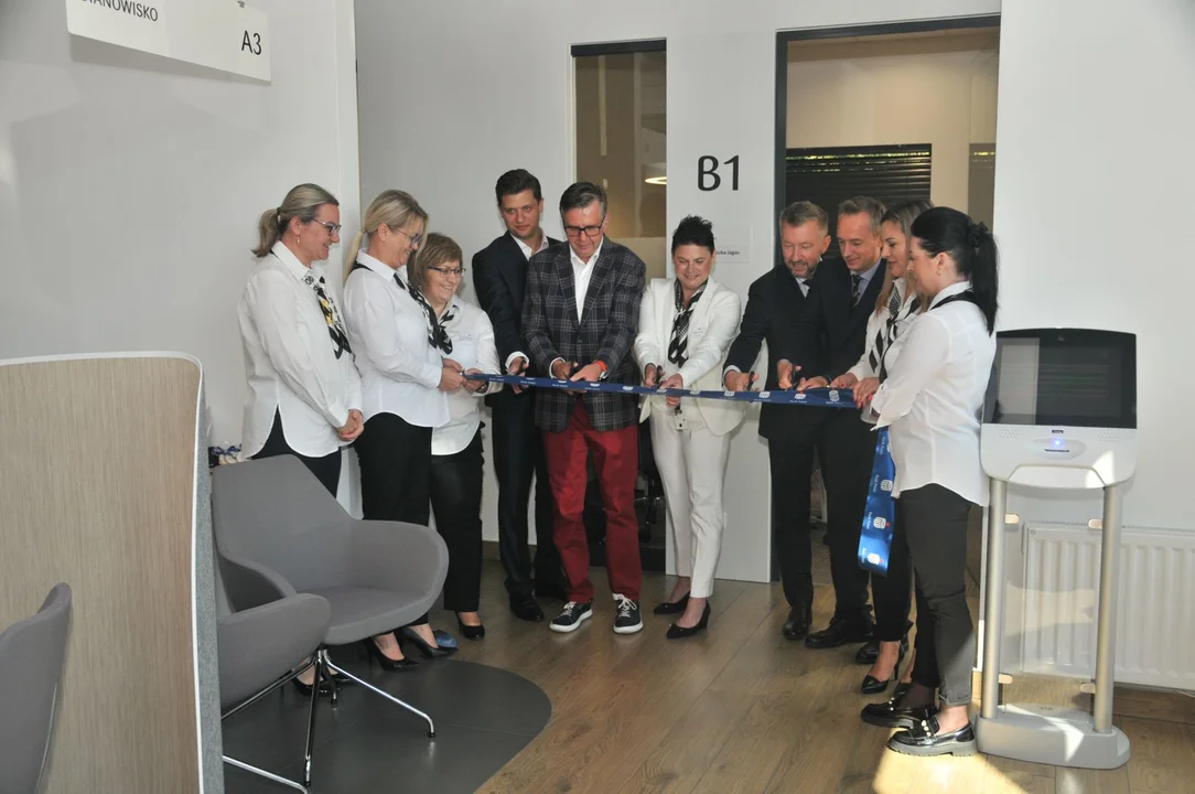 Oddział 1 PKO Banku Polskiego w Ozorkowie zmienia się dla swoich klientów – w nowej lokalizacji i przestrzeni jest nowocześniejszy i bardziej cyfrowy. - Zdjęcie główne