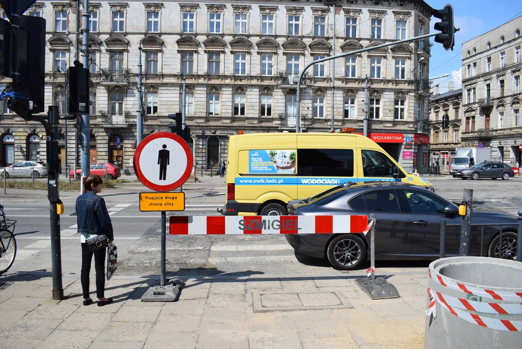 Zakaz wejścia na przejście, które prowadzi do przystanku. Ludzie przecierali oczy ze zdziwienia [ZDJĘCIA] - Zdjęcie główne