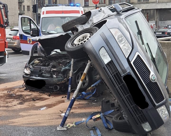 UWAGA! Groźny wypadek w centrum Łodzi. Poszkodowani byli zakleszczeni w pojazdach [ZDJĘCIA] - Zdjęcie główne