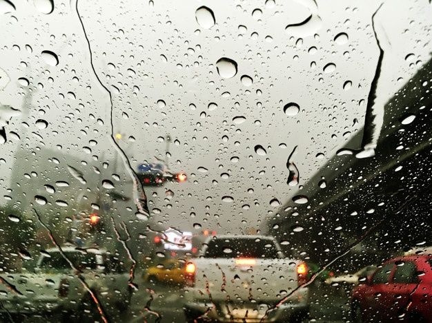 Burza Łódź. Ulewny deszcz, porywisty wiatr i… korki na łódzkich drogach. Trudny poranek w Łodzi - Zdjęcie główne