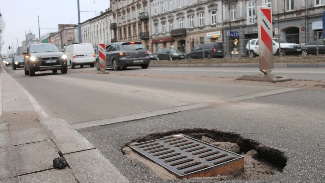 Dziura na dziurze i dziurą pogania. Jedna z głównych ulic z ubytkiem tuż przy nowym przystanku autobusowym MPK Łódź [ZDJĘCIA] - Zdjęcie główne